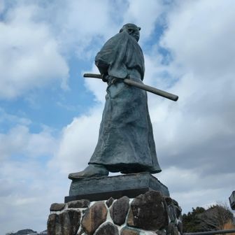 青空に映える坂本龍馬さん❗像