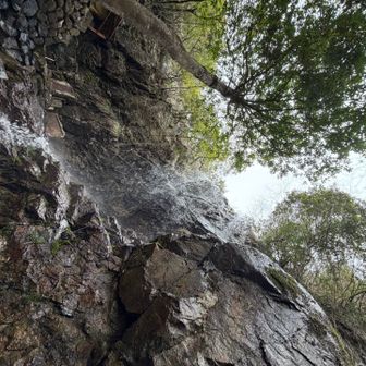 滝横には不動尊が祀られ、古くから信仰対象であったとか、スピチュアル感！！