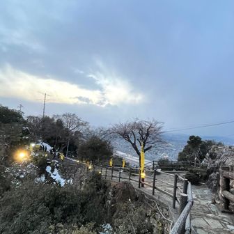 着いたの早かったのでお城近くのベンチでカフェタイム☕️
暗くなるの時間潰し
ライト点いた