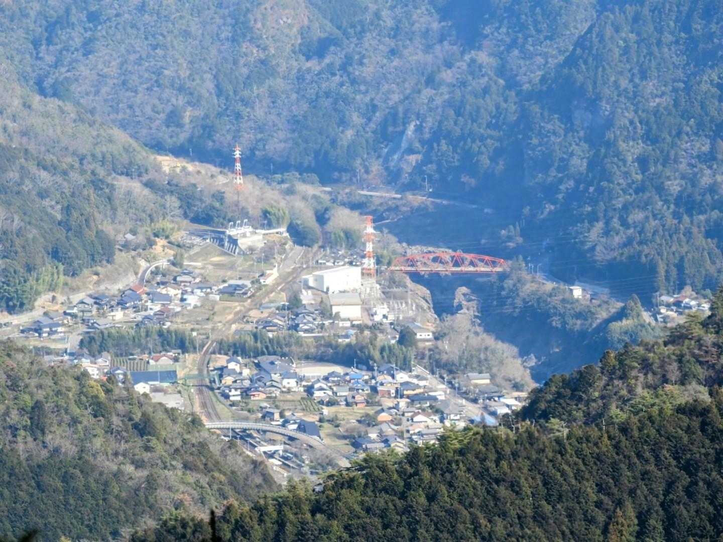 飛騨川に架かる上麻生の赤い橋🌉