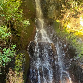 石が落ちてこないか心配なのでさっさと通過