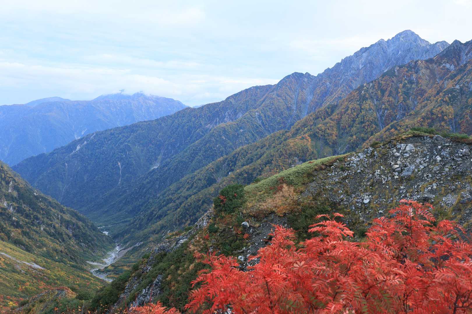 右奥に剣岳。全容を見る事が出来たのは、この日この時間帯だけであった。