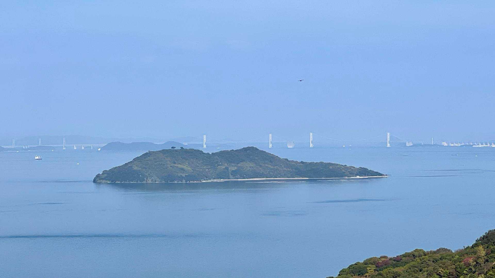 ここもお邪魔した志々島、花の島🏝️だった！奥には瀬戸大橋