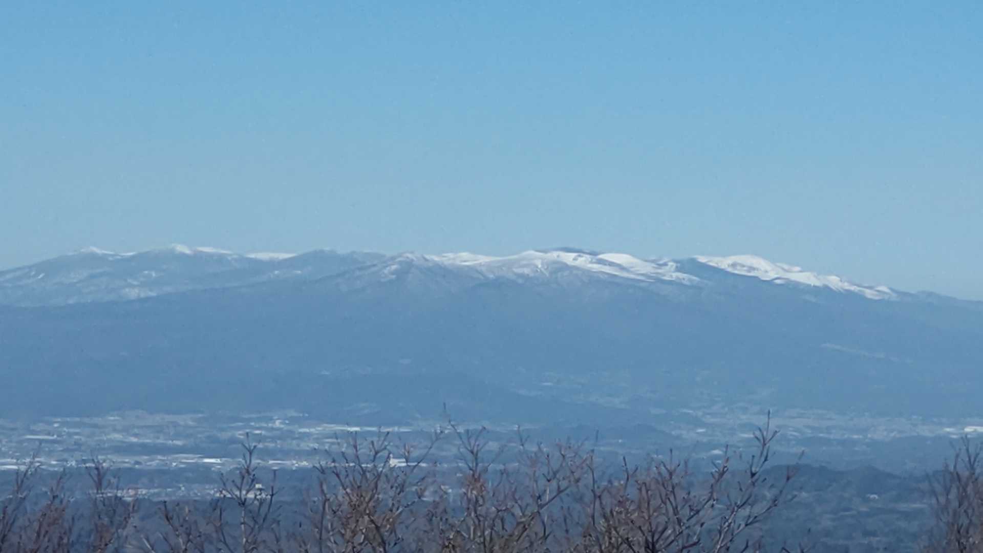ほんとうの空の下に安達太良山。
世の中嘘ばっかりだし・・・。