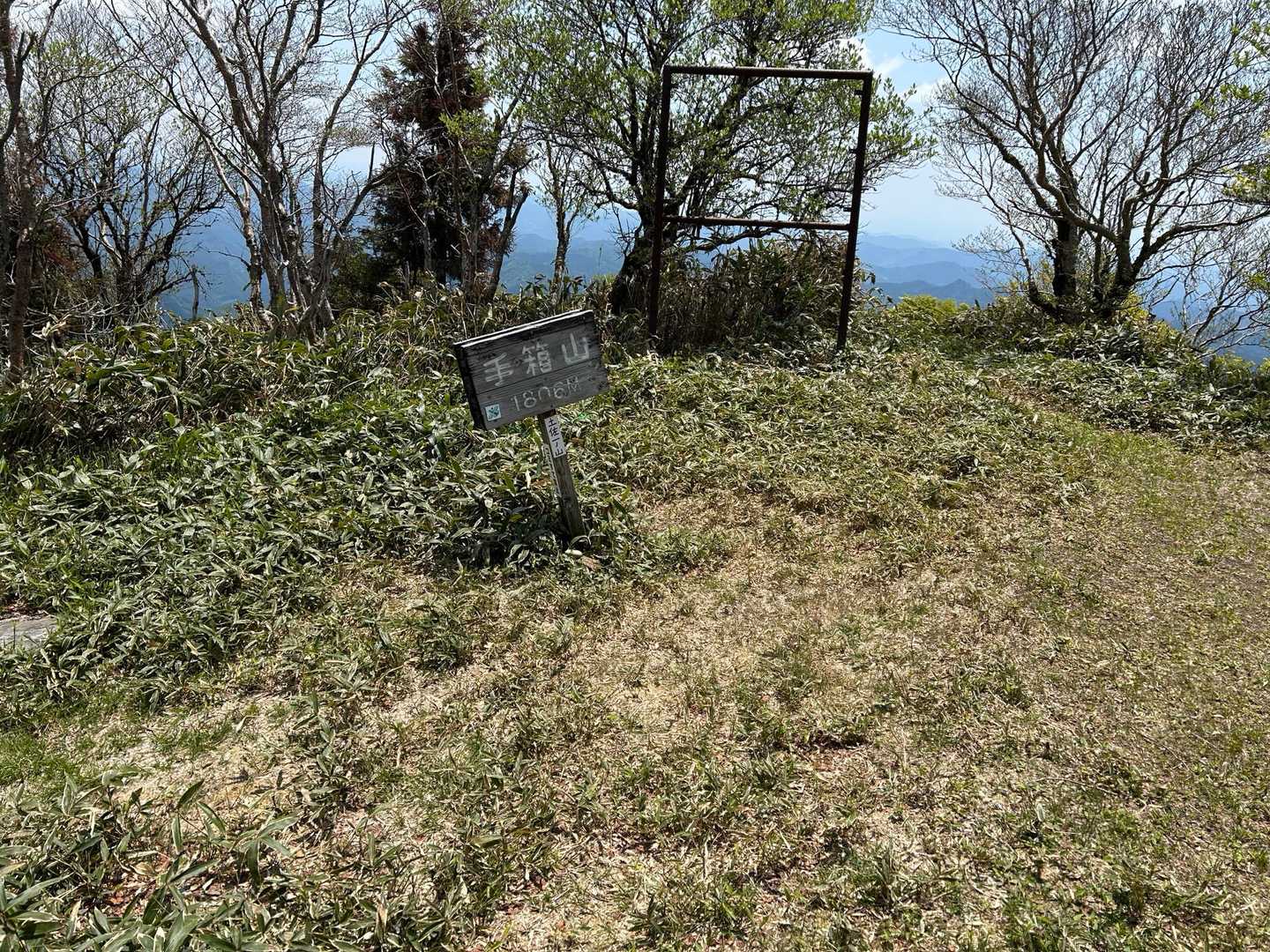 手箱山山頂。
１本、立派なシロヤシオの樹があって、裏年だった去年もきれいに花を咲かせていた。もちろん今年も。