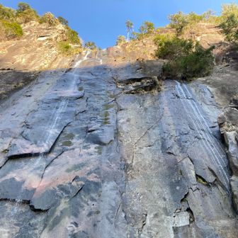 滝の真下に出ました。