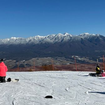 ゴンドラをおりたところは
八ヶ岳が鮮明にみえる
スキーをする子供達が多い☺️