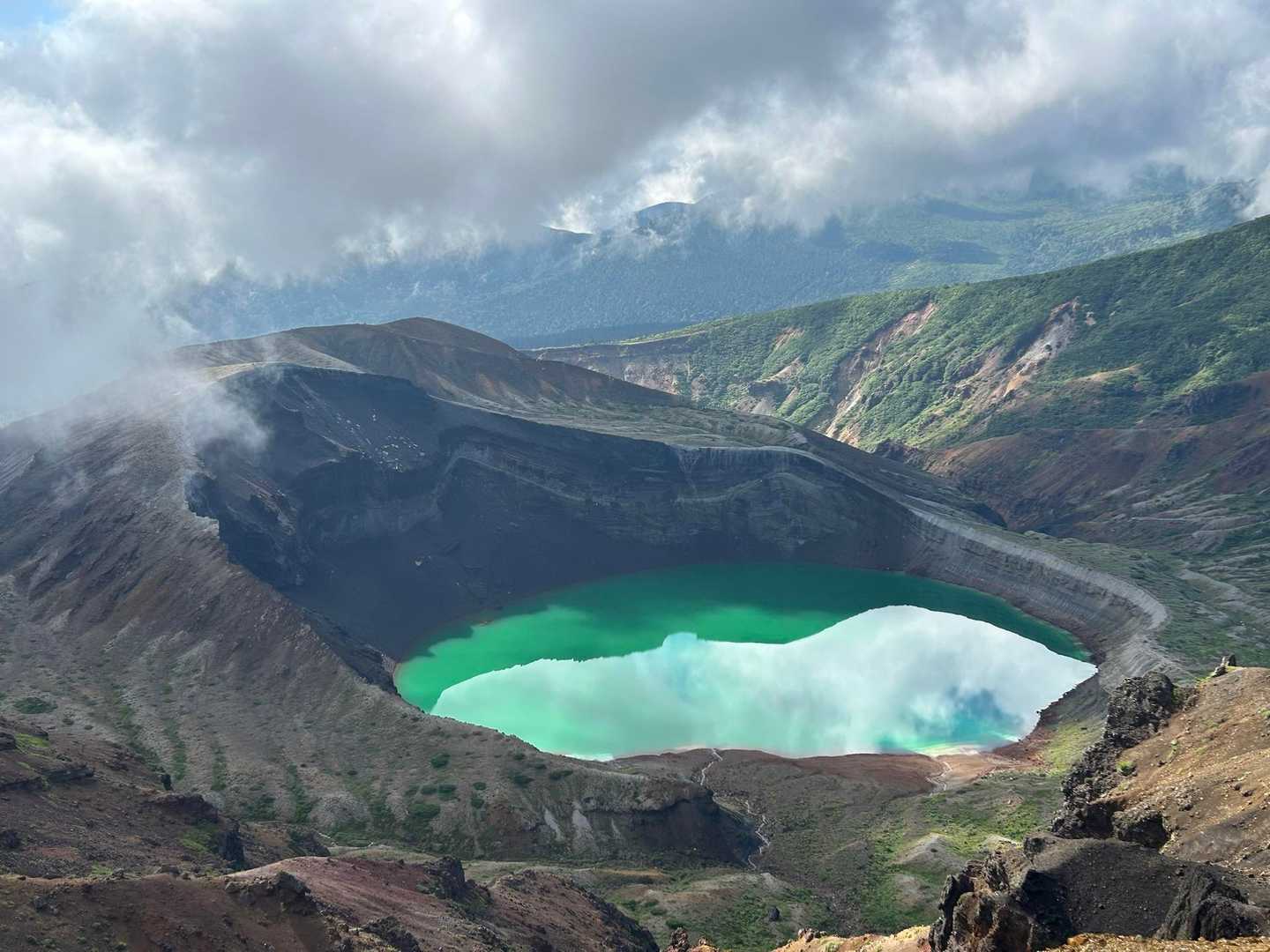 蔵王山 | エメラルドグリーンに輝く神秘の火口湖、荒涼たる火山帯に広がるパノラマの写真