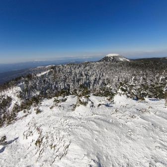 なんとか北横岳の火口跡を撮影🌪️爆風で際に近寄れず分かりにくい😰因みに北横岳は活火山です。まだ活動中の山🌋