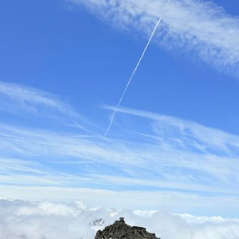 雄山をバックに飛行機雲