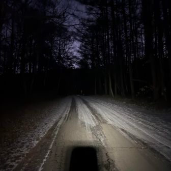 
登山口までは30分ほどのロード歩き🚶
まだ暗い別荘地を抜けていきます。