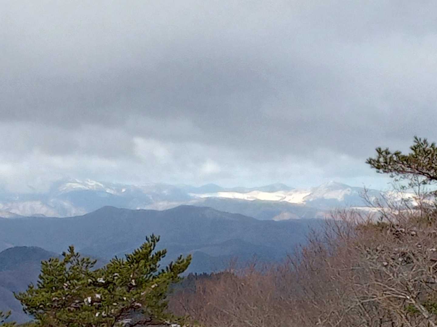 NO.1 氷ノ山から鉢伏山
この前は紅葉の山だったのにね
氷ノ山には行けなかったけど眺めながらのランチもいいね✨