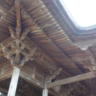 組み物、垂木等の形から古い時代みたい。少し書写山にいている。