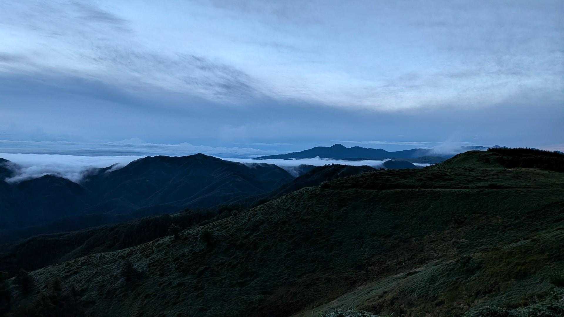 三峰山の向こうは雲海
