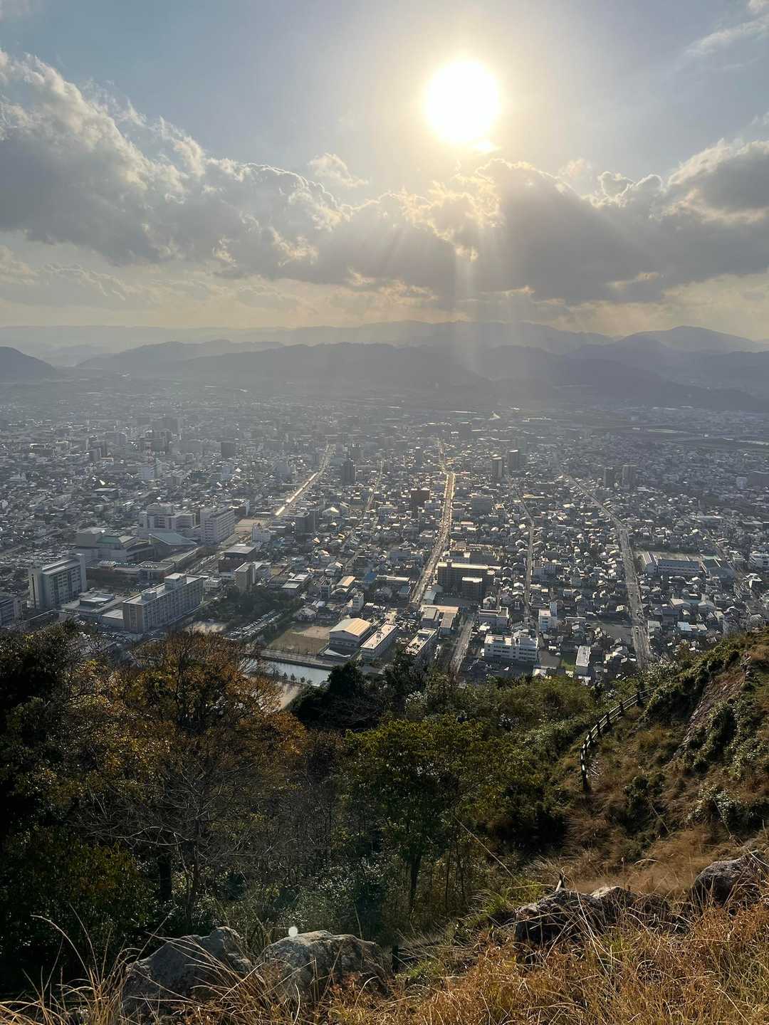 再び久松山で休憩☕️
太陽も祝福してくれてますね🌞
おつかれ山でした⛰️
これからも頑張ります💪
ありがとうございました😊