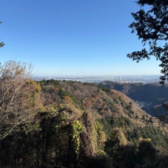稲荷山、山頂です♪

以前は東屋があったらしいのですが、現在は今風のデッキがありました。