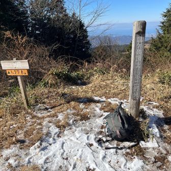 登頂。
雪とチェンスパで結構時間がかかった。😓