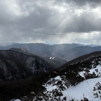 真ん中の少し光ってるとこが駐車場付近
左手より縦走して参りました🚶