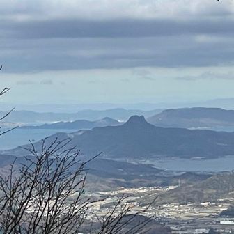 ランドマークの五剣山も見えます