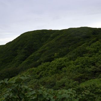 八合目へ下る途中見上げる山頂避難小屋。登っているときは気付かなかった…と言うか、山頂に避難小屋あることも知りませんでした。駄目ですね、こういうことでは。
