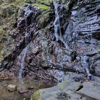 行者の滝
行者さんは鎖⛓️を使って この滝を登るのかな？
違いました。
滝にうたれる時に使っている写真がありました。