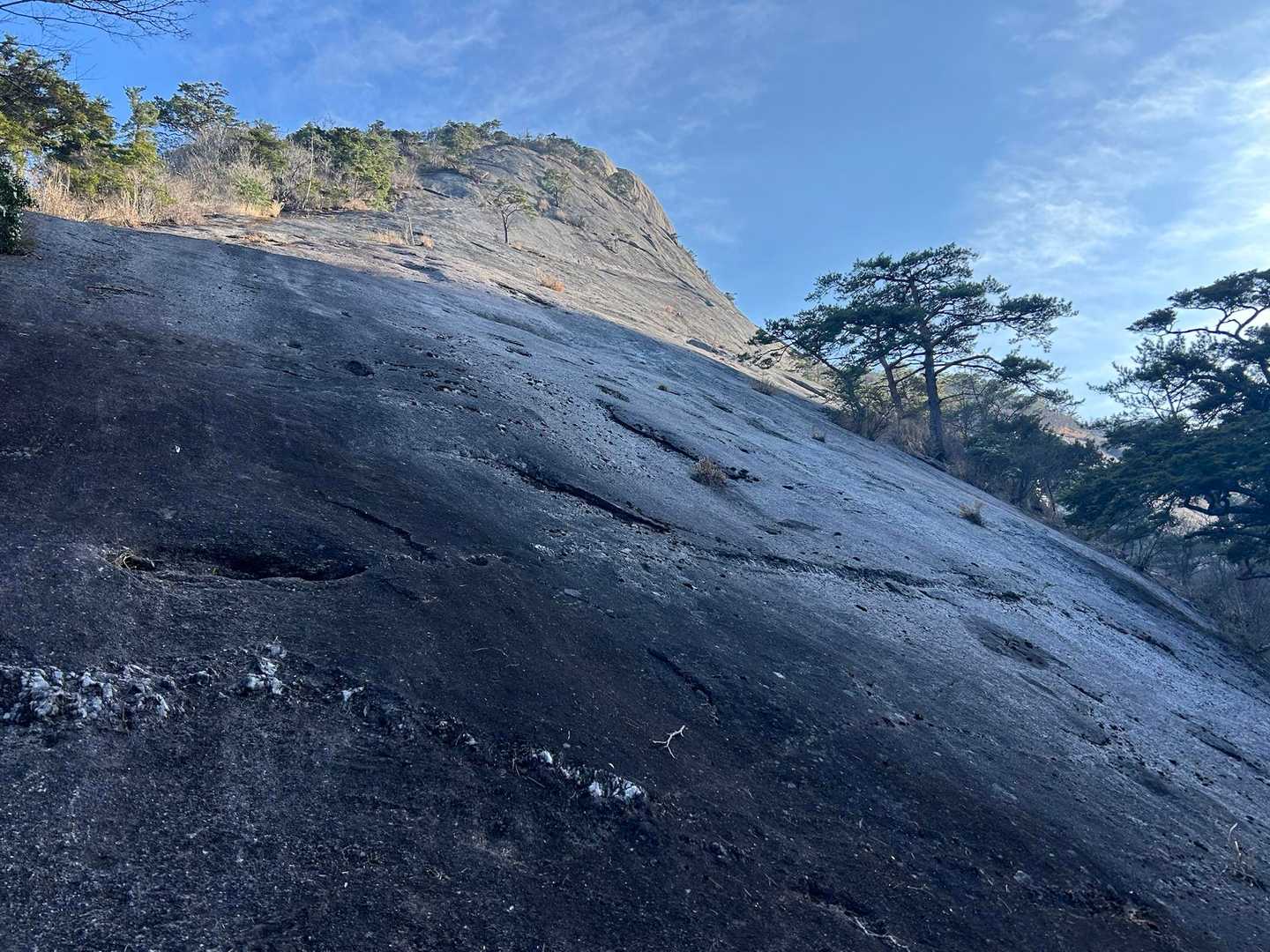 日本最大1枚岩(スラブ)らしい🙀‼️
ここを登る人がいるらしい…登ってるところを見たと言われてました😲