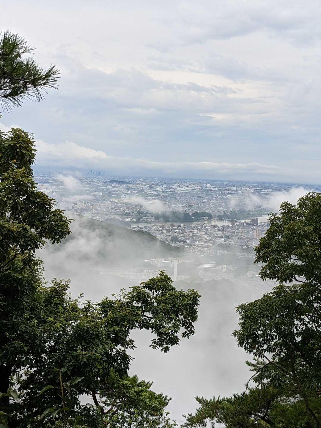 小雨になり、木曽川からもやが立ち込めてこんな景色です。幻想的😂