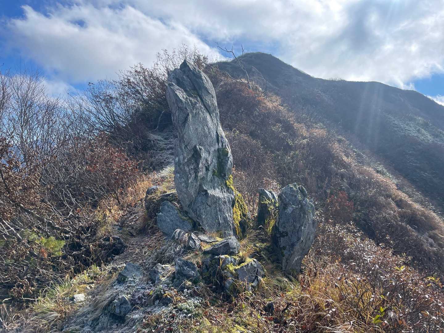 突如、現れる岩。
地元登山者曰く「北駒モノリス」
帰ったら2001年宇宙の旅を見てみようと思う。
