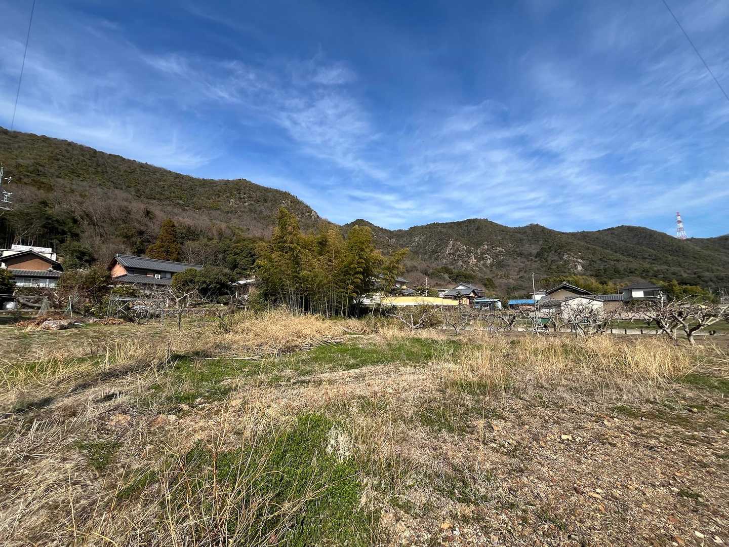 歩いてきた山の稜線

こうやって眺めることができるから、下山後の舗装路歩きは楽しい！