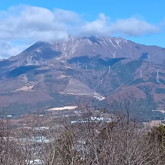 清滝山山頂から
伊吹山
先日、初冠雪しましたが溶けてしまいました
ドライブウェイは、今期営業終了となってます