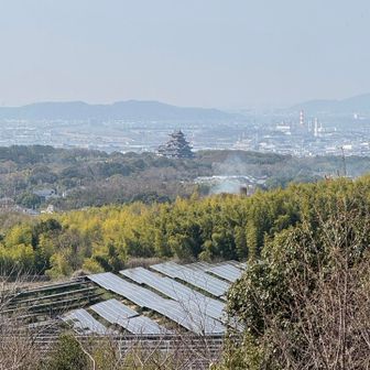 展望所から、はるか遠くに桃山城が。手前の太陽光ソーラーは台無しだけど。