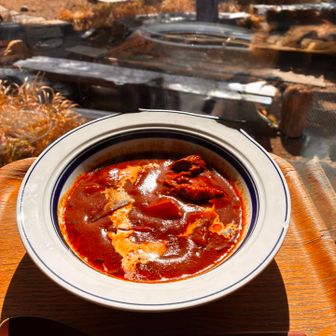 外眺めて食べるシチュー😋ゴロット野菜がたくさん入ってホロっと煮込まれた牛肉🙆‍♀️ 他の方が大きな手持ちチキンがトッピングされたカレー？を持って私たちの前を通過時、我々は釘付け🤭あれっあっちも良いなぁ〜。
シチュー
単品1,400円
パンサラダ付1,700円