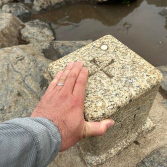 お決まりの三角点にお触り🫢