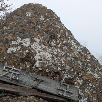鬼ヶ岳山頂1738m
あんなに晴れていたのに～～ガスガス🤣
ちょっとだけ休んだだけ🍌