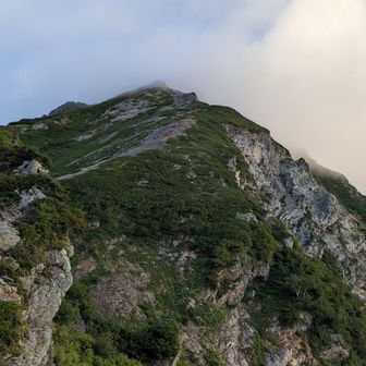 下りてきた天狗の大下りを振り返り
天狗の頭はガスの中