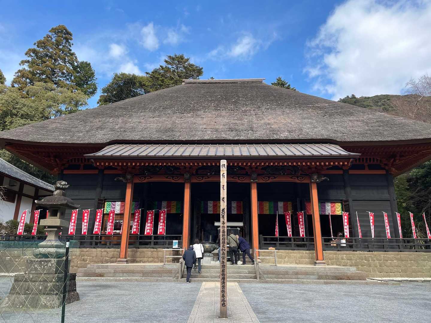 立派な茅葺き屋根です\(//∇//)\