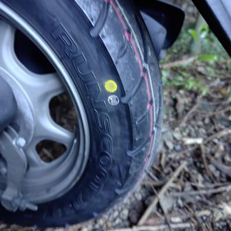 ビビーーーっとスクーターで登山口

タイヤの空気が抜けるので
昨日交換した
新品ダゼ！
