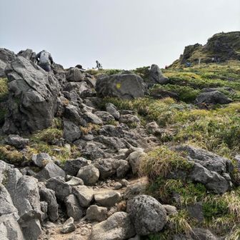 まだまだ岩場はゴロゴロ続く。