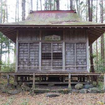 階段を登った左に愛宕神社。
社殿は崩壊寸前だったので、距離をとって参拝しました。