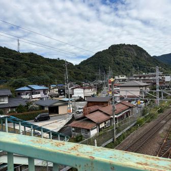 駐車場から大月駅、歩道橋をわたる