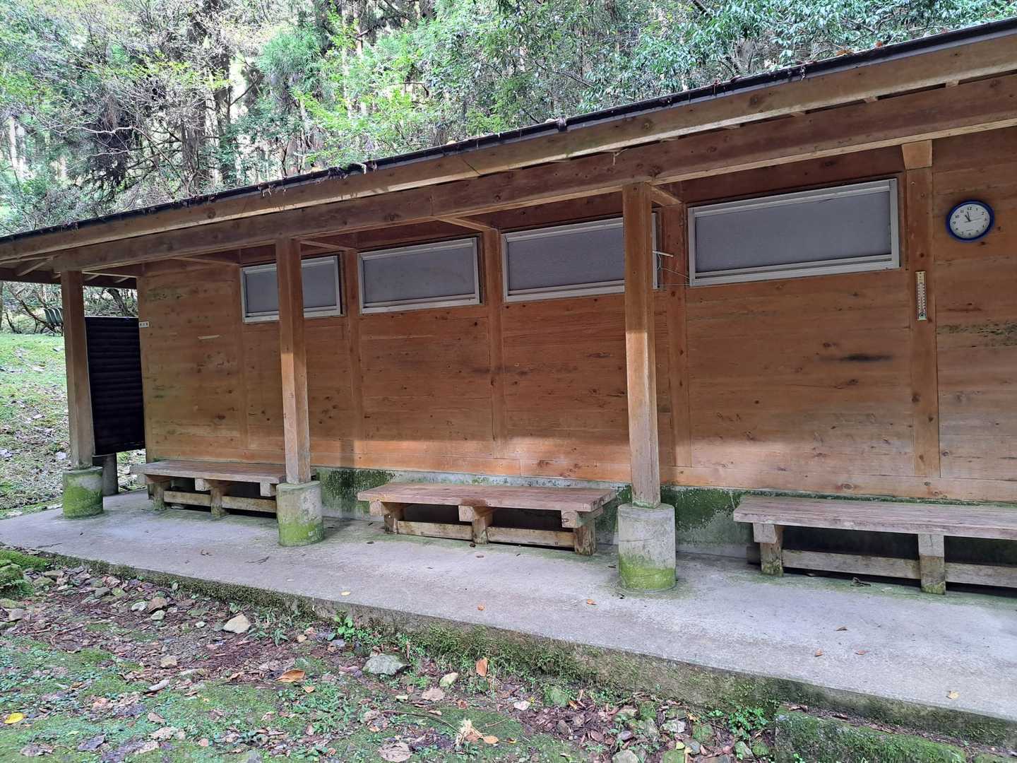 休憩所とトイレがあります