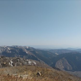 伊吹山が霞んで見えました

その左の方に金糞岳のてっぺんに雪が付いていました

白山は全く見えず