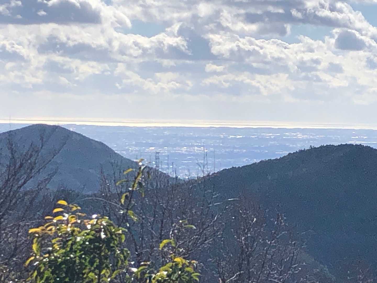 水晶山から豊橋の町と向こうには太平洋。