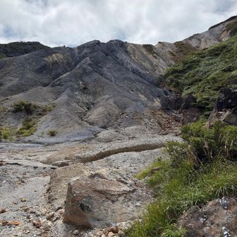 旧道と新道の別れ道があり、旧道の方を行ってみたら、危険⚠️との標識があり、戻って新道へ。写真は旧道です。確かに危険そう。