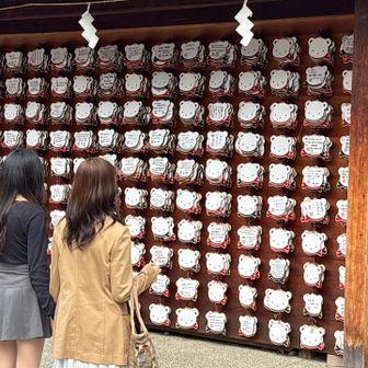 途中、生田神社へ寄ります。
ファミリアのクマの絵馬。熊の絵馬？なんか変？
でもファミリアのクマは安定の可愛さ。
さすが神戸！