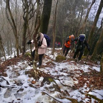 山頂付近から残雪☃️と気温も下がってきた...