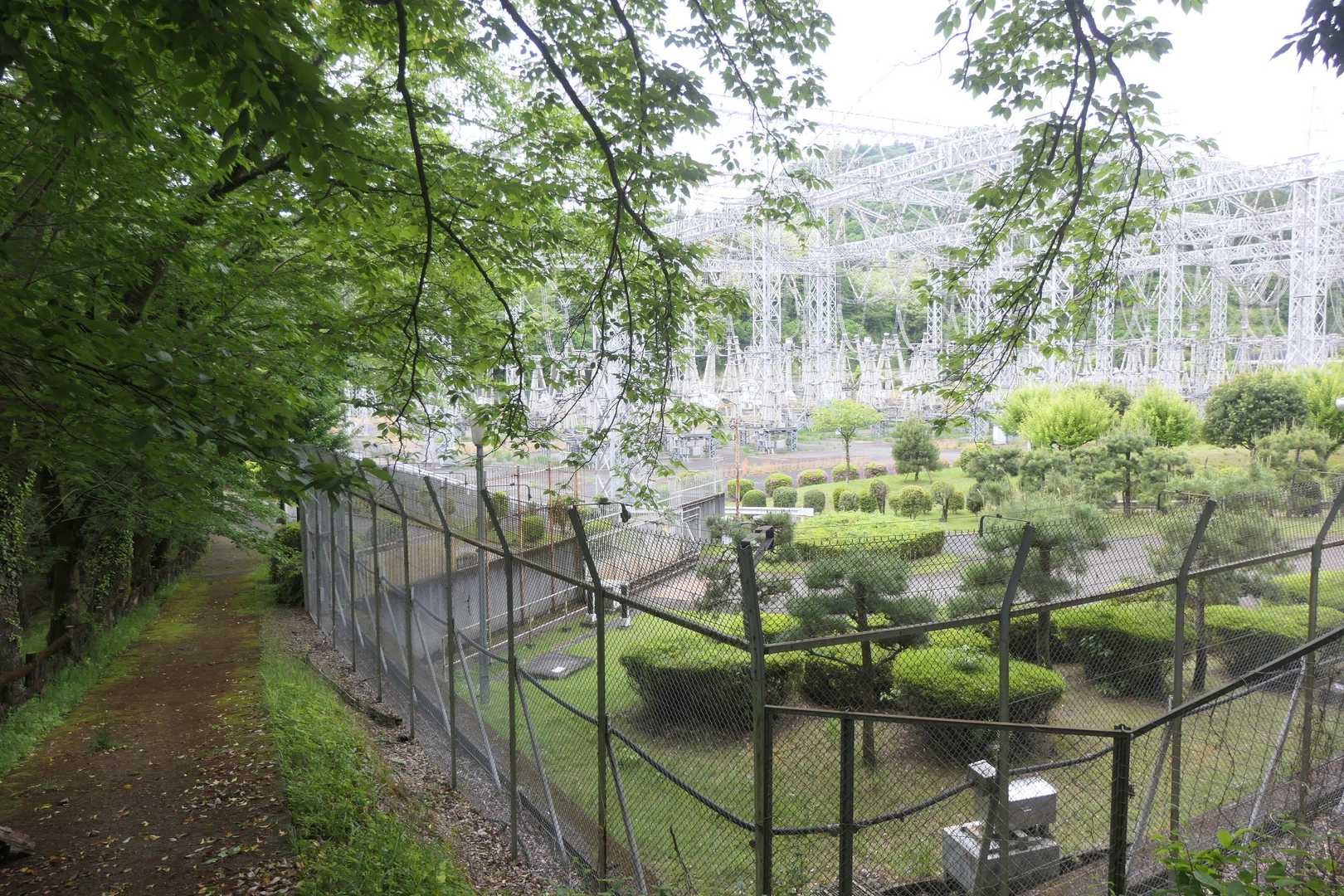 多摩変電所に沿って歩きます。