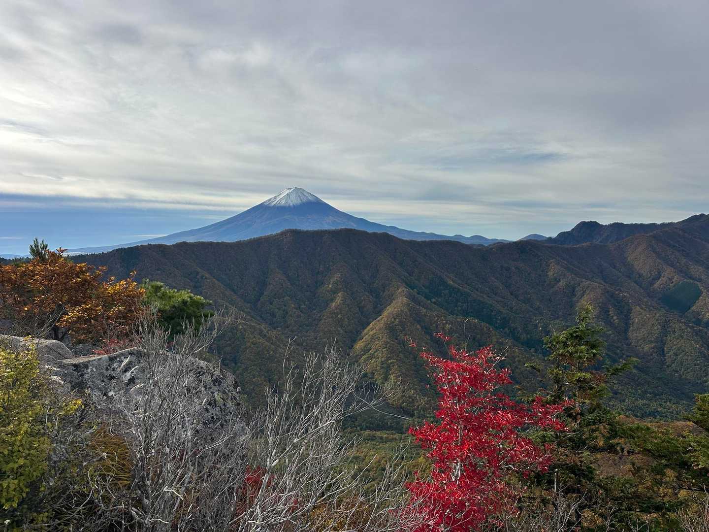 南側　黒岳から続く尾根の向こうに富士山