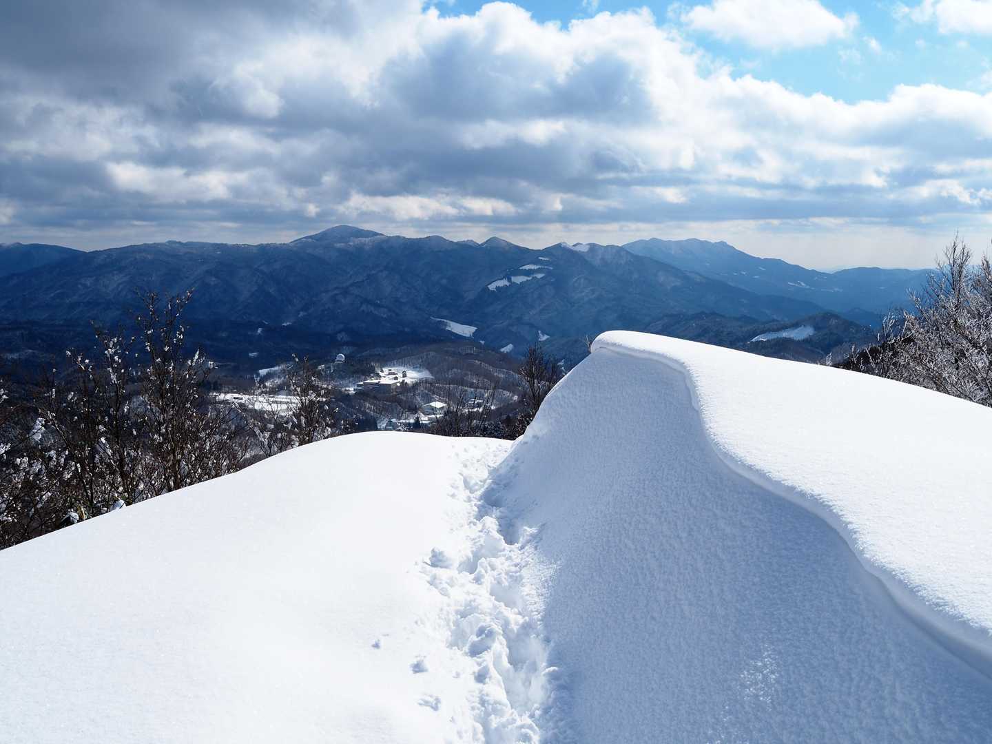 振り返ると、素敵な雪庇の曲線の先に先日賑やかに登った三ヶ上が見えています。😘