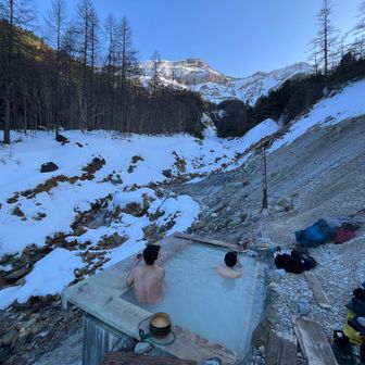 脱衣所なし。湯船のみ！